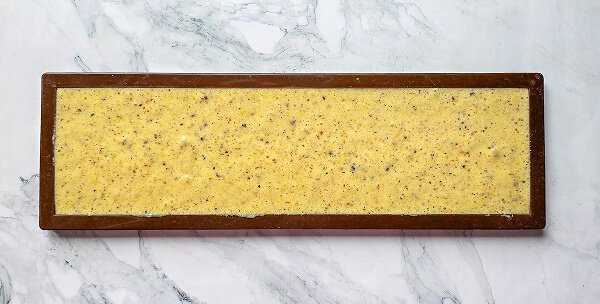 Verser la préparation dans le moule à insert pour faire le biscuit joconde noisette.