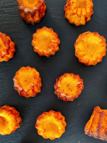 Mini cannelés à faire la veille pour les fêtes de Noël.