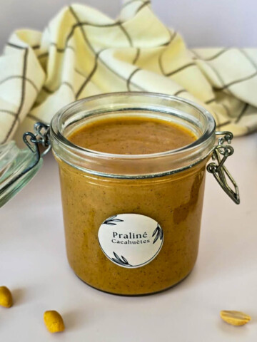 Du praliné maison dans un pot en verre.