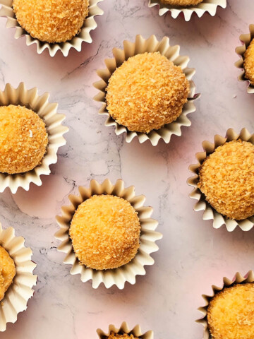 Une recette de truffes chocolat blanc et coco.