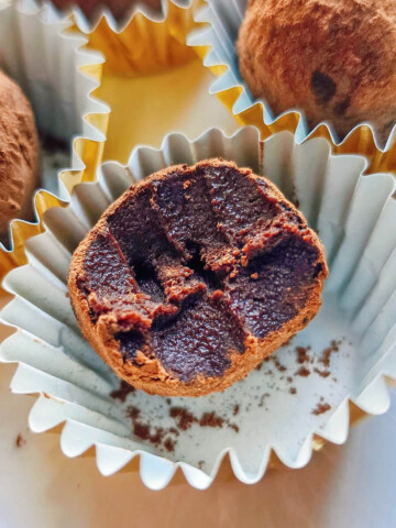 Des truffes rhum vanille dans leur mini-caissettes dorées.