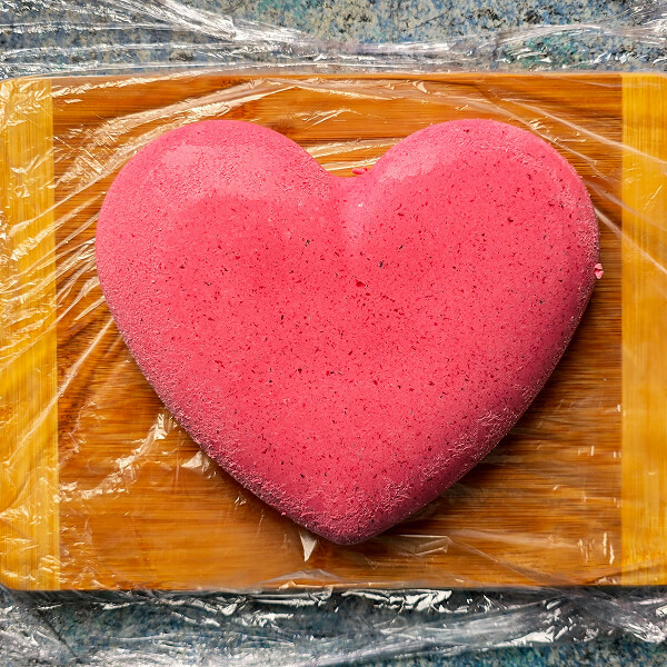 Coeur-mousse-congelé-avant-glaçage (1) Une mousse fraise congelée avant un glaçage miroir.
