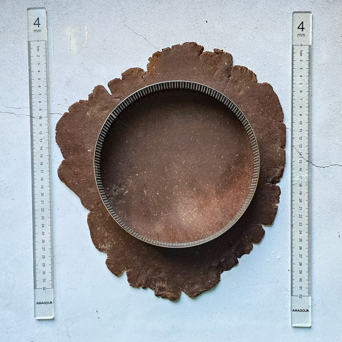 Étaler-pate-sucrée-dans-cercle-patisserie (1)