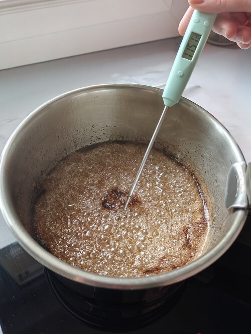 Faire-la-guimauve (1) Chauffer la gélatine et le sucre dans une casserole pour faire des guimauves.