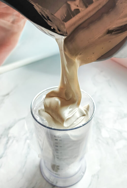 Transférer-guimauve-poche-douille (1) Transférer la guimauve dans une poche à douille.