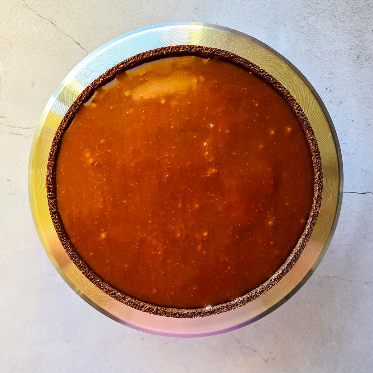 ajouter-caramel-tarte-facon-snickers (1) Ajout du caramel sur la tarte façon Snickers.