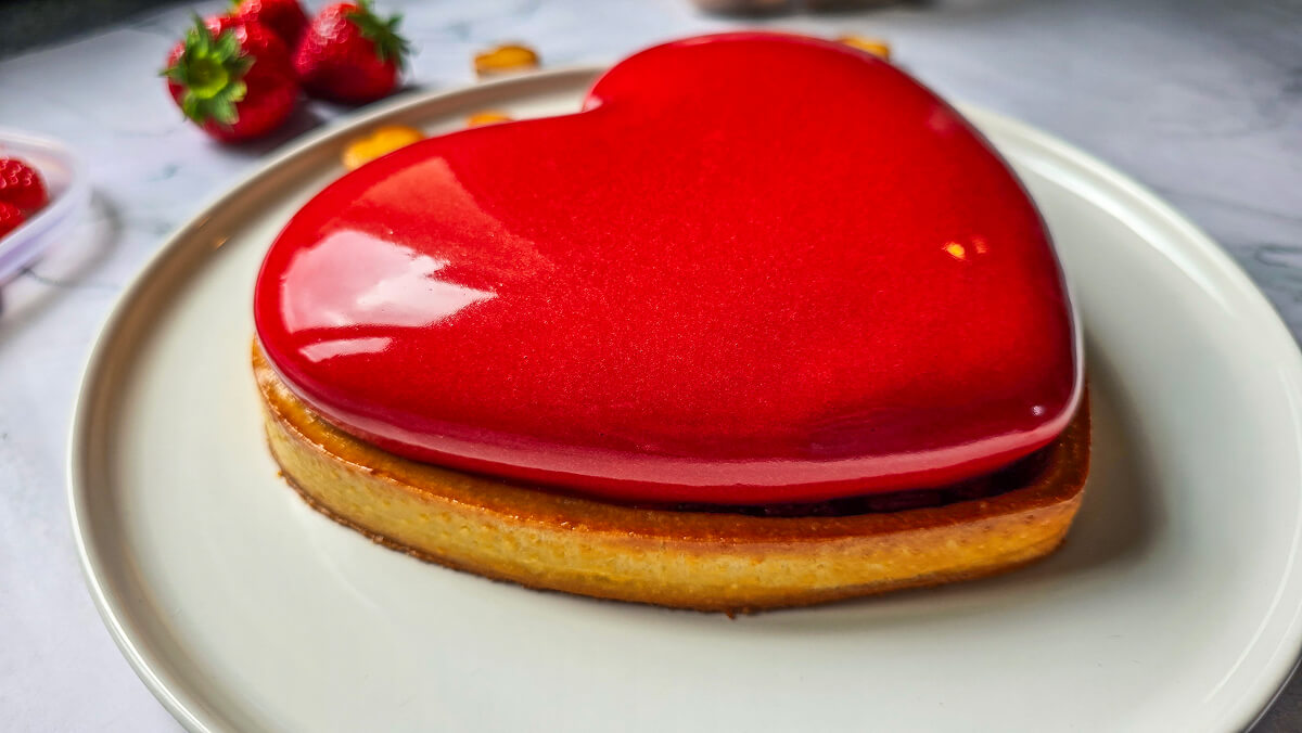 coeur glacé déposé sur tarte (1) Déposer l'insert sur la tarte.