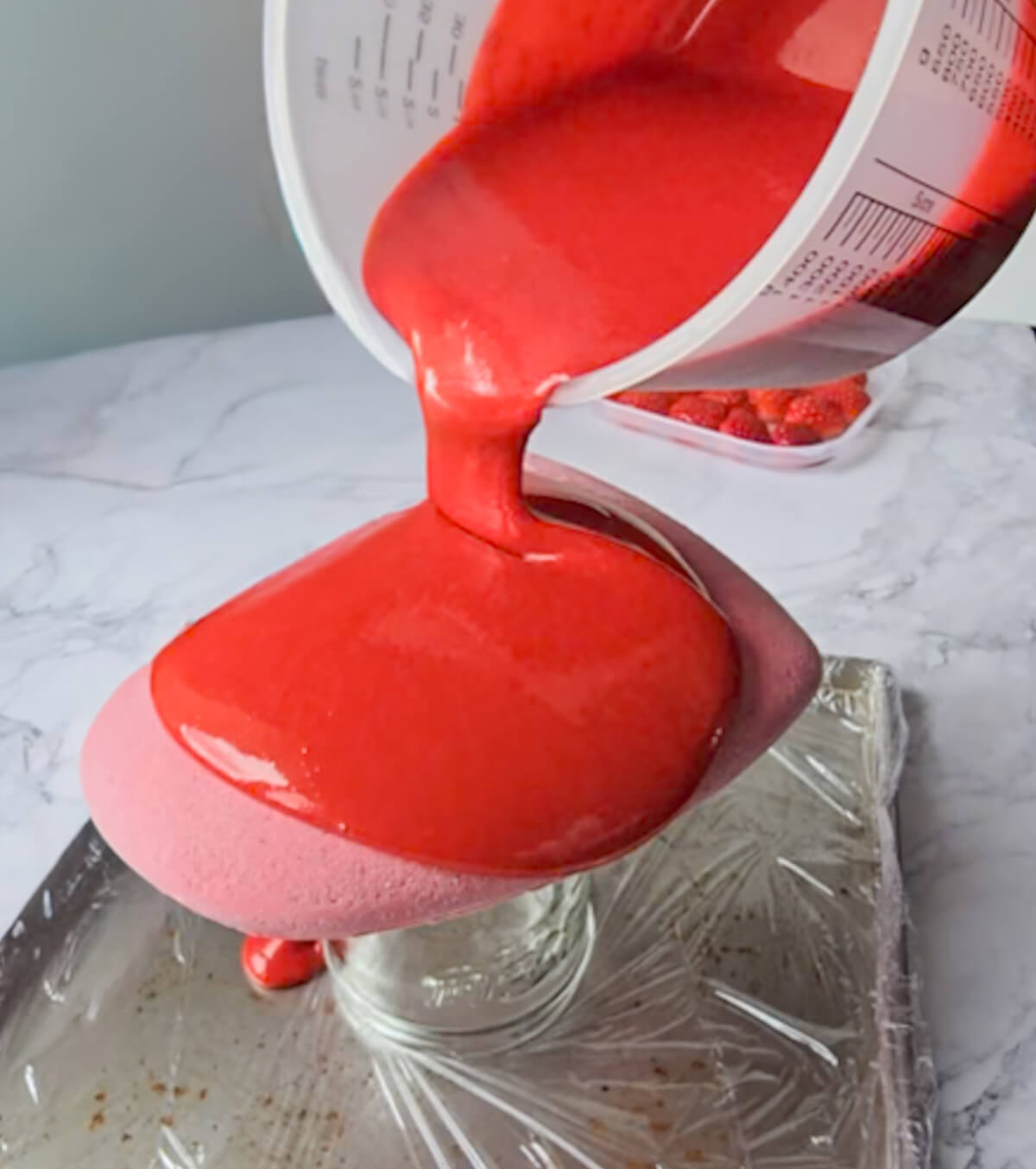 comment-faire-glacage-entremets (1) Faire un glaçage rouge sur entremets.