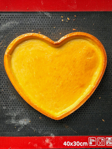 Cuisson à blanc d'une pâte sucrée.