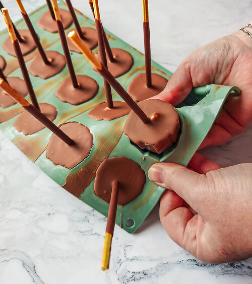 demouler-guimauve-chocolat (1) Démoulage les fleurs de guimauve chocolat.