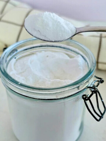 De la levure chimique fait maison dans un pot hermétique.