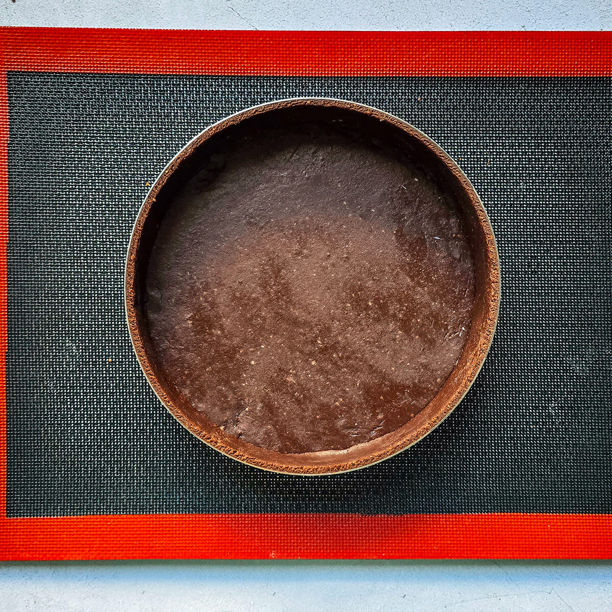 pate-sucrée-cacao-avant-2eme-cuisson (1) Une pâte sucrée avant la 2ème cuisson pour faire une tarte façon snickers.