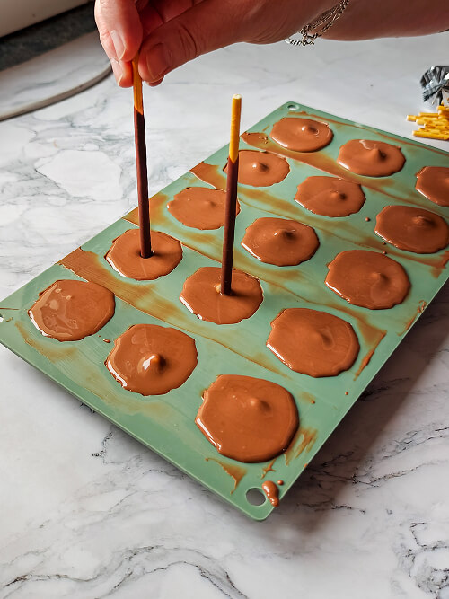 planter-mikado-dans-moule (1) Une main plante un mikado dans un moule pour une recette Saint-Valentin 100% comestible.