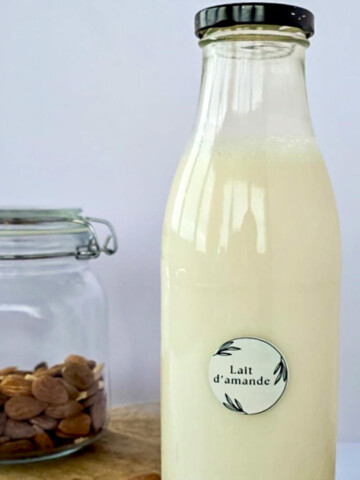 Une photo d'un lait d'amande fait maison pour un article sur que faire avec du lait d'amande.