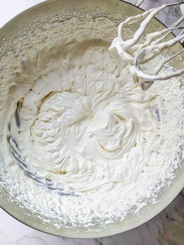 Préparation d'une chantilly maison dans un récipient.