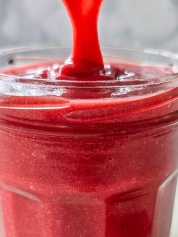 Un curd framboise dans un pot en verre.