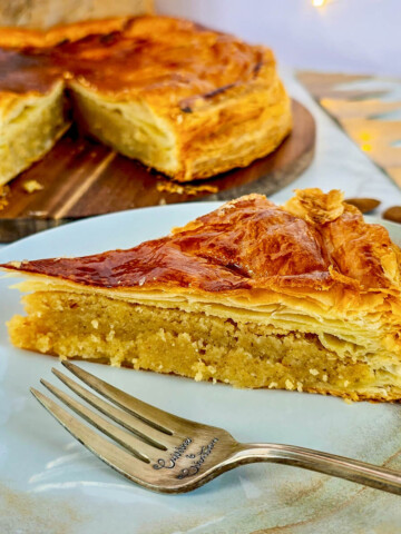Une part de galette des rois frangipane crème d'amande.