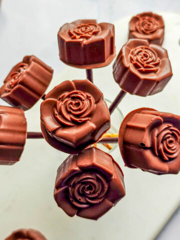 Des guimauves maison au chocolat en forme de cœur pour la Saint-Valentin.