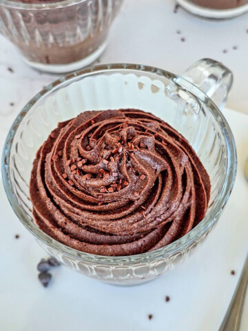 Une mousse au chocolat noire dans des verres à thé.