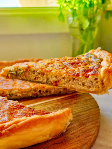 Une part de quiche au thon sur le comptoir d'une cuisine.