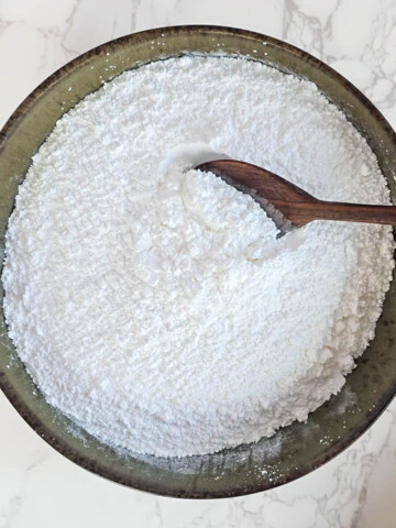 Du sucre glace maison dans un bol marron.