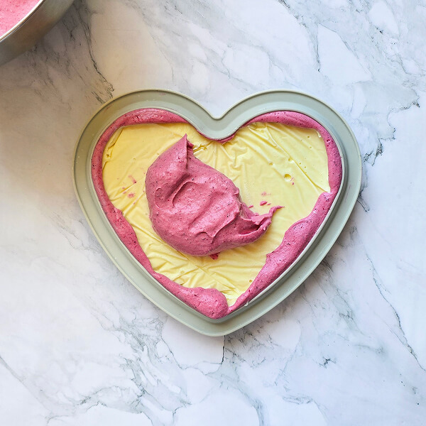 recouvrir-mousse-fraise-pour-entremets Ajouter la mousse sur l'entremets.