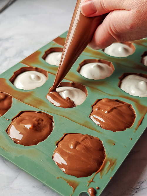 remplir-moule-de-chocolat (1) Remplir le moule du chocolat tempéré au dessus de la guimauve.