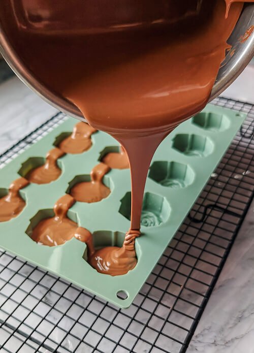 verser-chocolat-moule-silicone (1) Verser le chocolat tempéré dans les empreintes du moule.