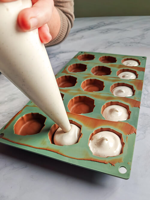 verser-la-guimauve-dans-moule (1) Pocher la guimauve encore chaude dans le moule rempli de chocolat.