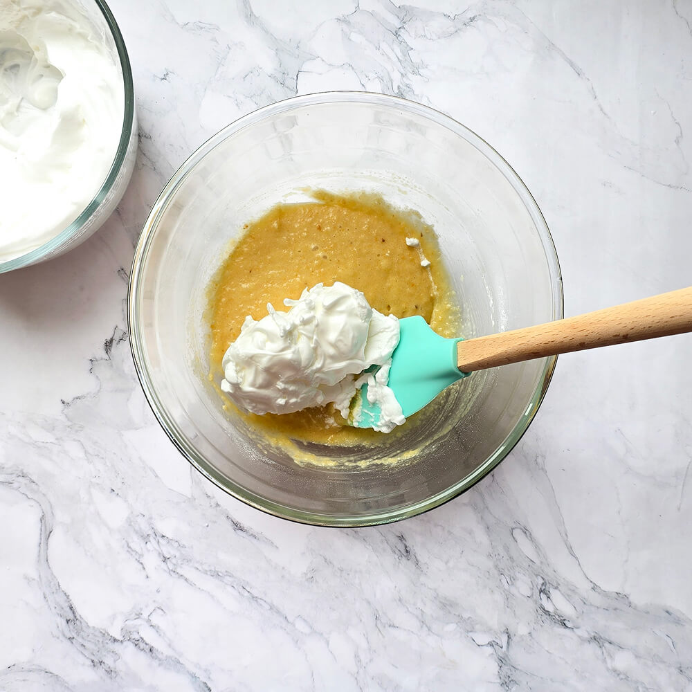 Préparation-biscuit-joconde-maison (1) Mélange délicat à la maryse de blancs d'œufs en neige dans une pâte à l'amande pour un biscuit Joconde maison.