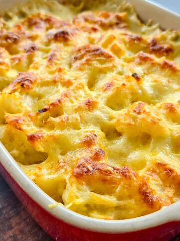 Gratin de chou-fleur à la béchamel maison doré au four dans un plat rouge.