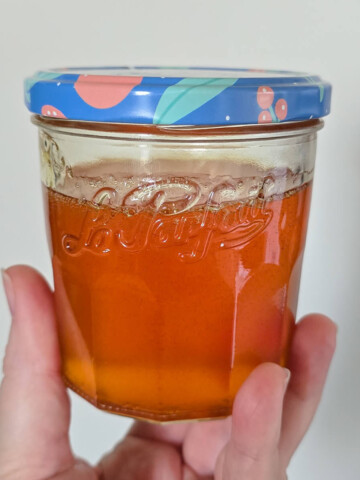 Un pot de confiture rempli de caramel liquide maison.
