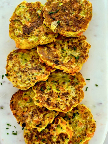 Des palets de légumes sur une planche marbré blanche.