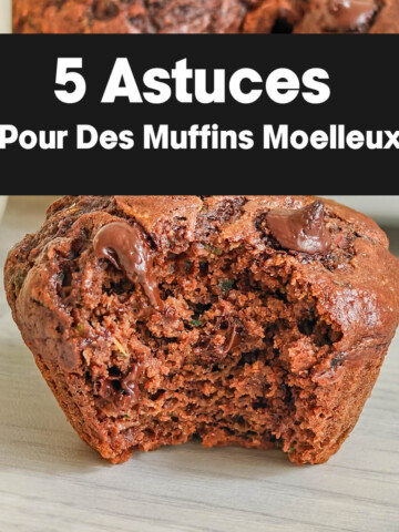 Gros plan d'un muffin au chocolat moelleux et entamé, parsemé de pépites de chocolat fondues, avec une superposition de texte noir indiquant "5 Astuces Pour Des Muffins Moelleux"