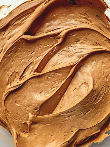 Ganache au Nutella onctueuse et crémeuse dans un bol, idéale pour garnir un gâteau ou un layer cake.