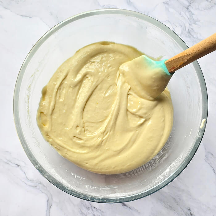 mélanger-préparation-mollycake Mélange délicat de la pâte à Molly Cake avec une maryse dans un cul-de-poule pour obtenir une texture lisse et homogène.