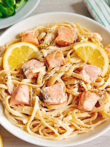 Recette express de pâtes au saumon et skyr, une alternative légère et crémeuse sans crème fraîche, prête en 15 minutes.