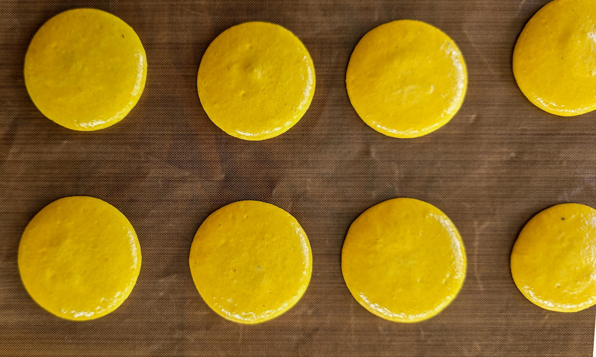 croutage-macarons-citron Croutage de macacons au citron sur une plaque de cuisson.