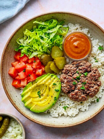 Un burger bowl composé de steak haché, riz, avocat, tomate et salade.