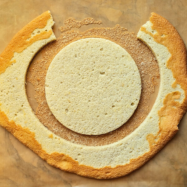 découpe-biscuit-joconde Un biscuit joconde découpé en cercle pour une recette de fraisier léger.